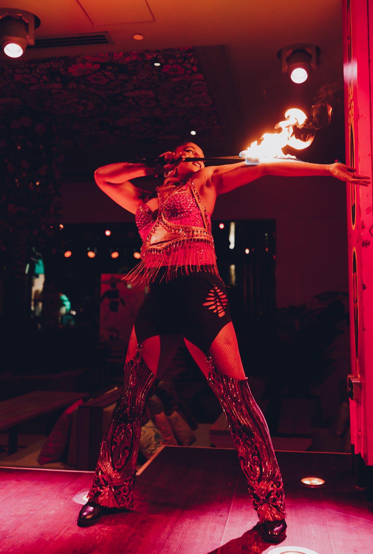 En Fuego Fire Entertainer